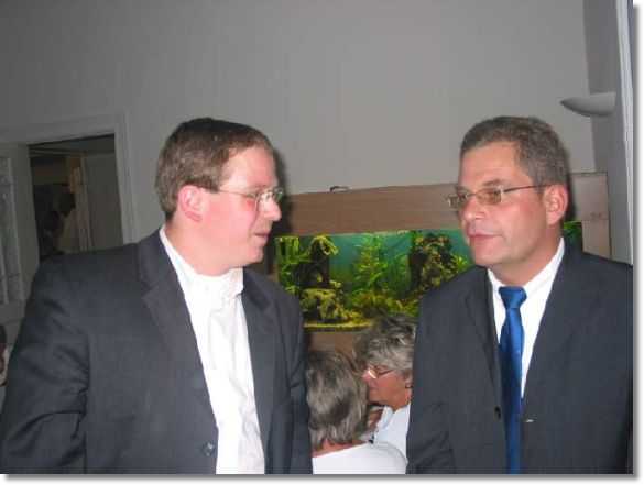 Bezirksstadtrat Schrader mit Norbert Kammholz, 1. Vorsitzender des DUC