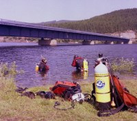 bitte klicken,  1980 -  Im Juli, Tauchen bei Hochwasser 