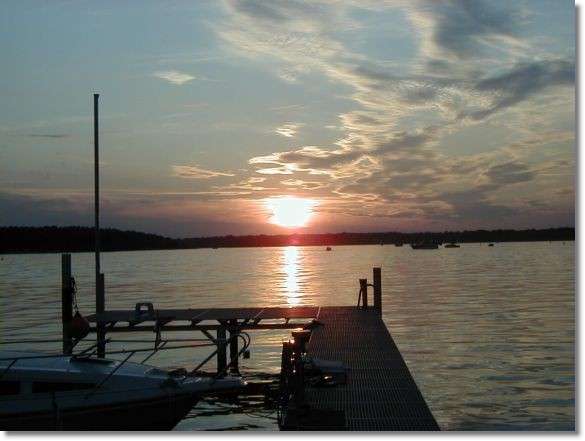 romantischer Sonnenuntergang, beobachtet vom Bootssteg